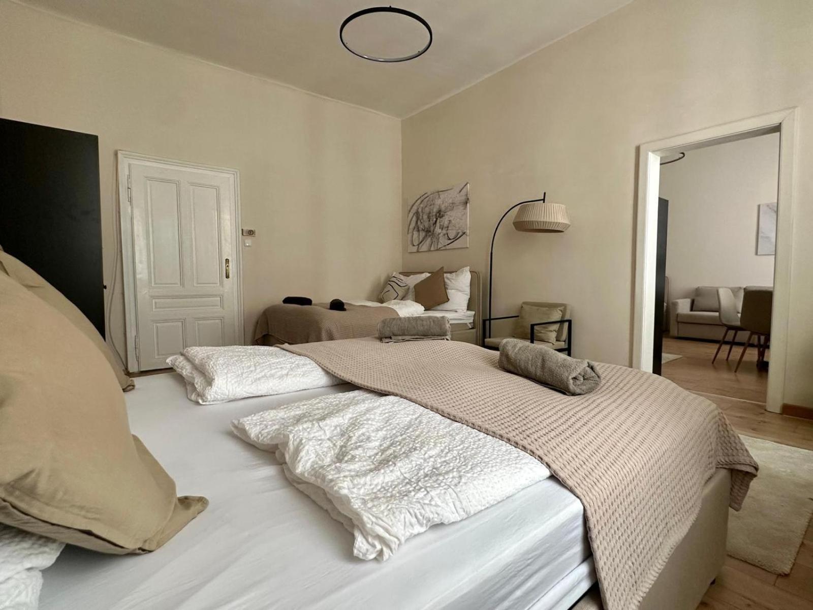Spacious Apartment, 3 Min To U6 Metro Apartment *