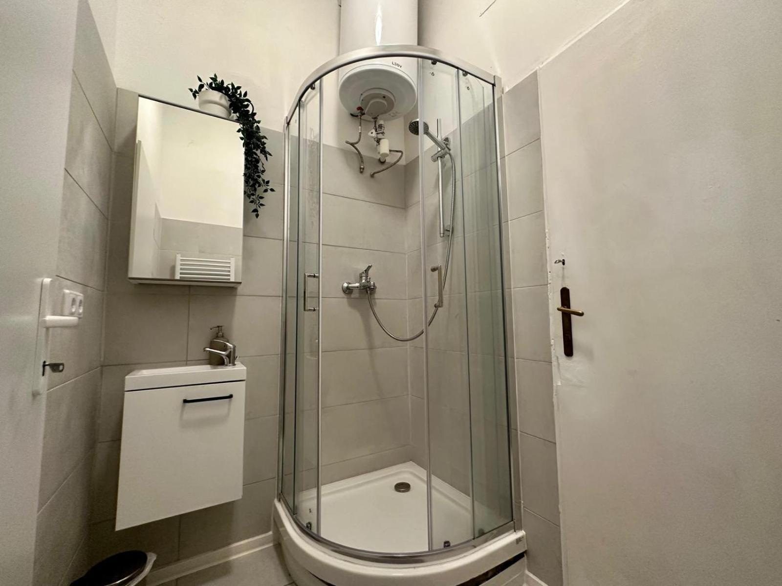 Apartment Spacious Apartment, 3 Min To U6 Metro