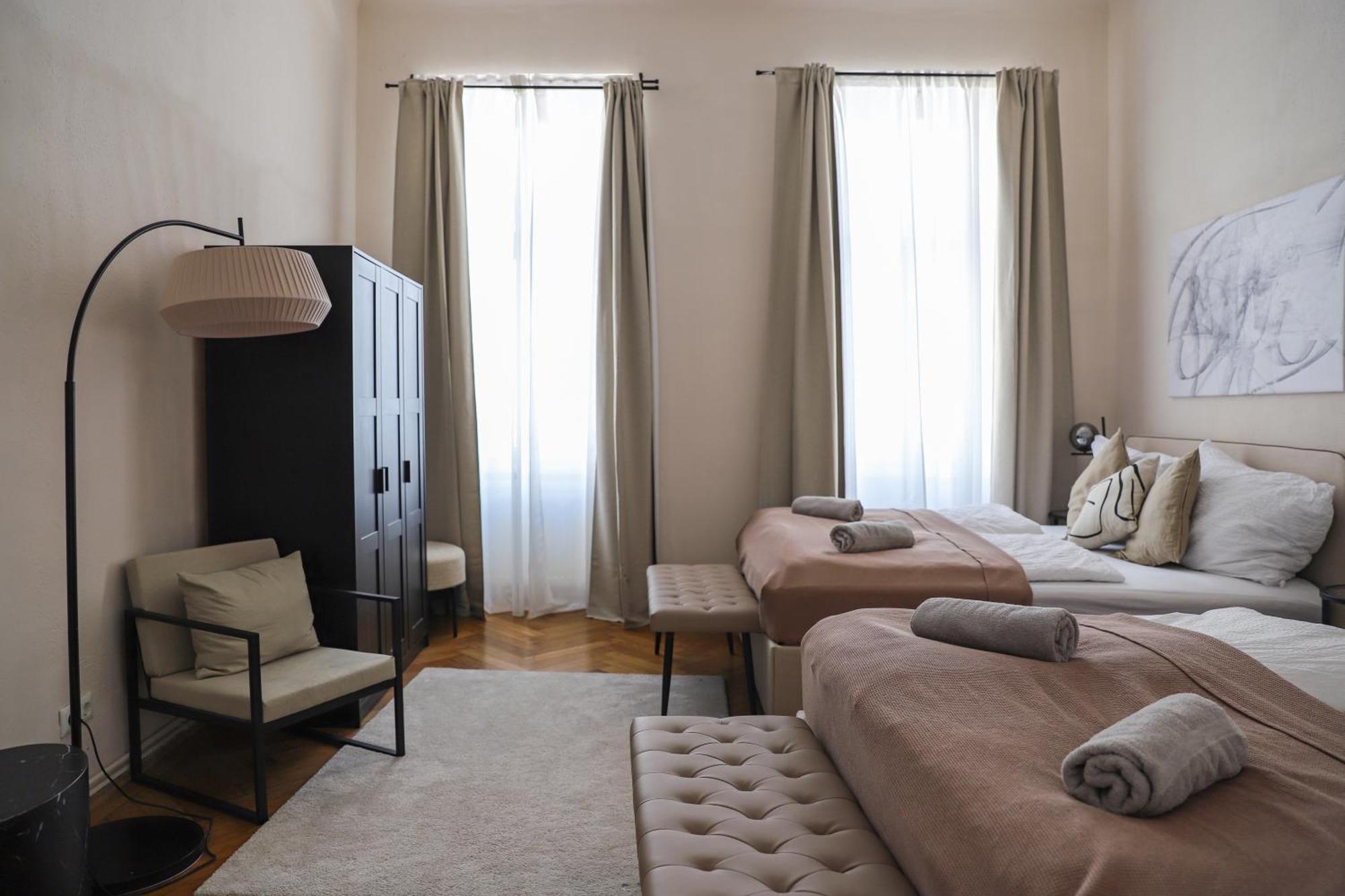 Spacious Apartment, 3 Min To U6 Metro Apartment