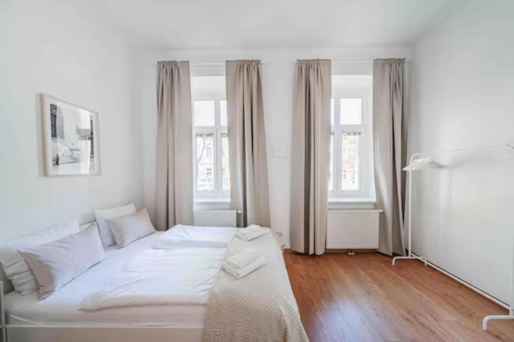 Next To Schoenbrunn - Free Parking !!! Viena
