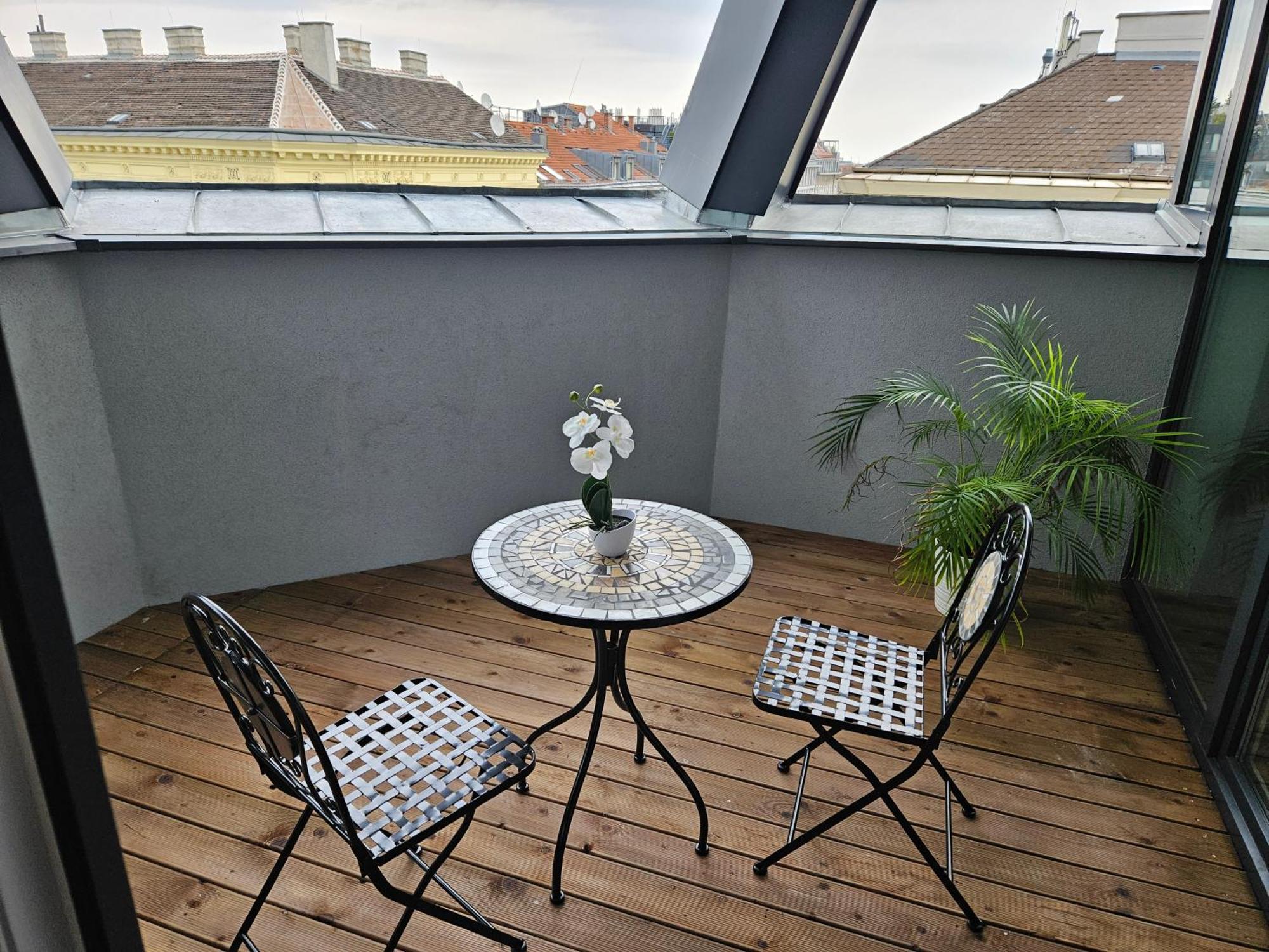 Corner Rooftop 24 *