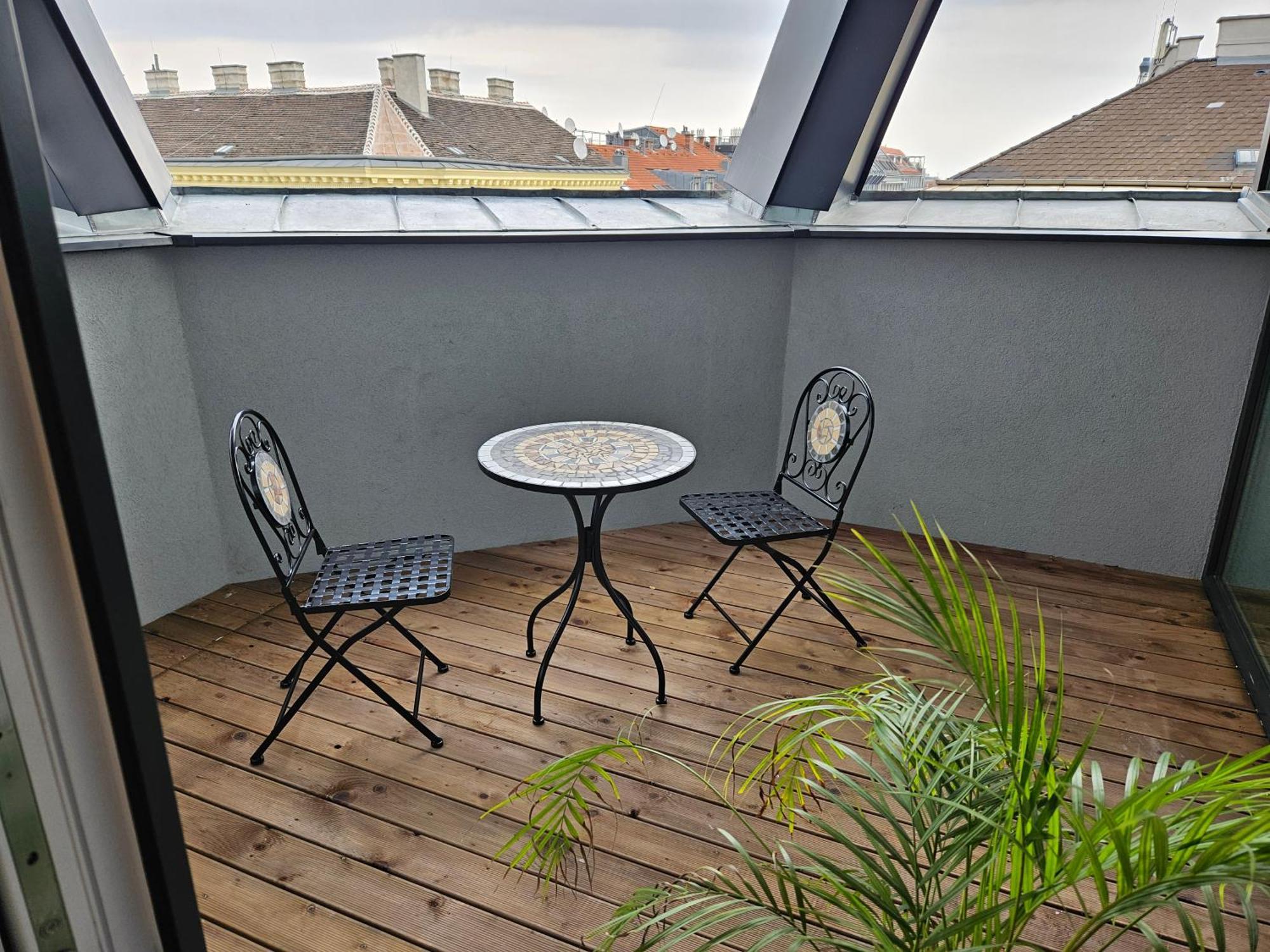 Corner Rooftop 24 *