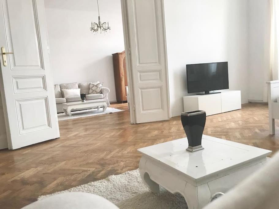 Wiener Altbauwohnung * Vienna