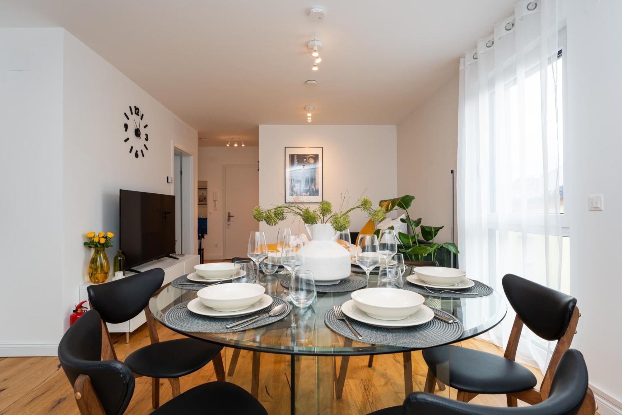 Noblenest: Terrasse - Netflix - Kaffee Apartment *