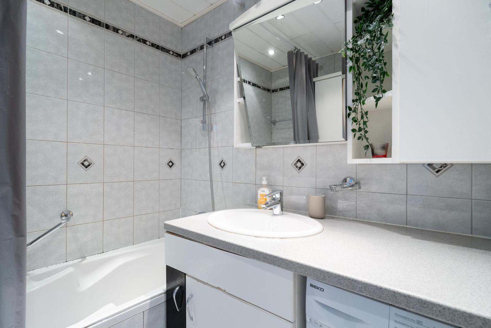 Two Bedrooms - 85 Squaremeters - 4 Min To U6 Dresdner Str *