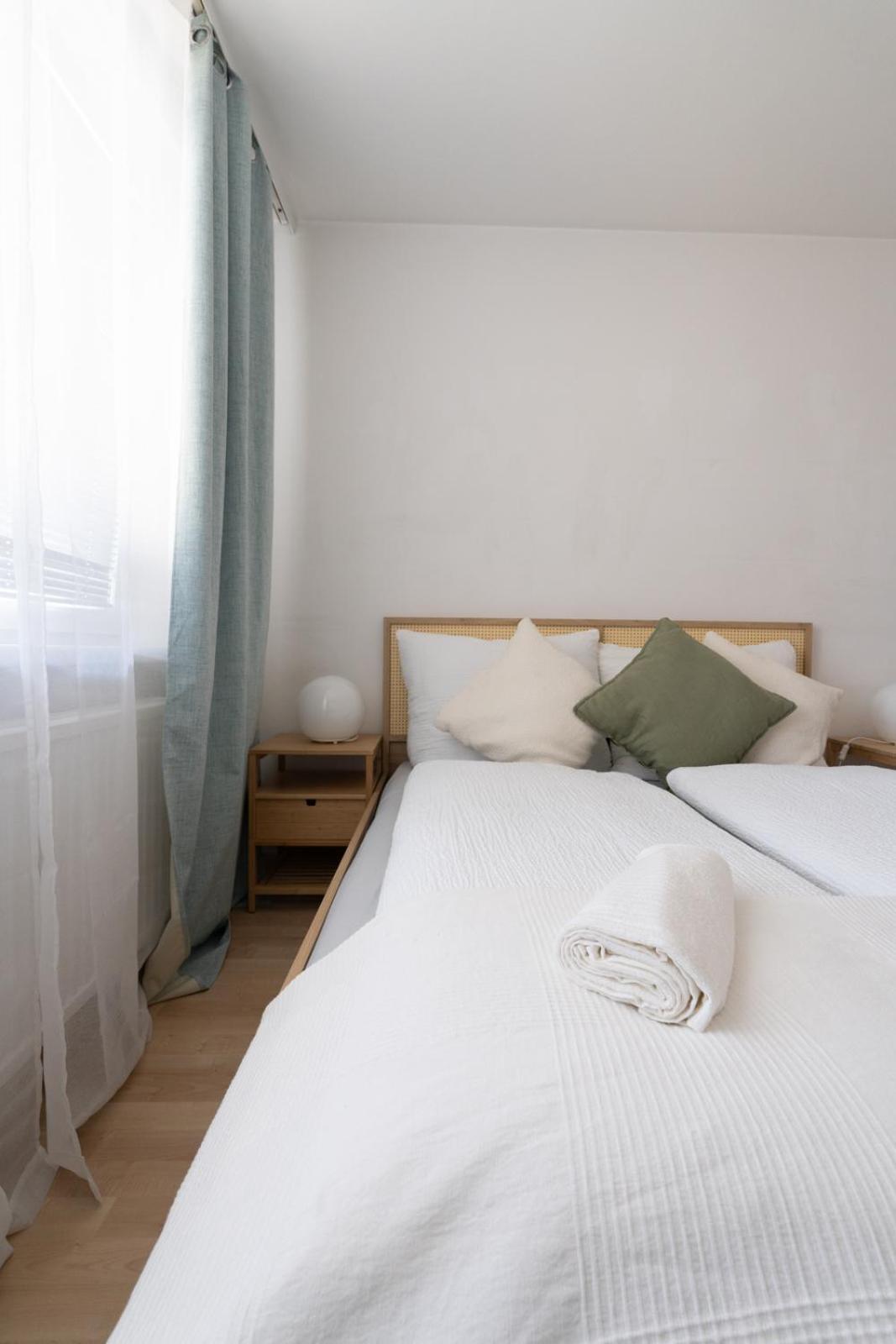 Two Bedrooms - 85 Squaremeters - 4 Min To U6 Dresdner Str Wien