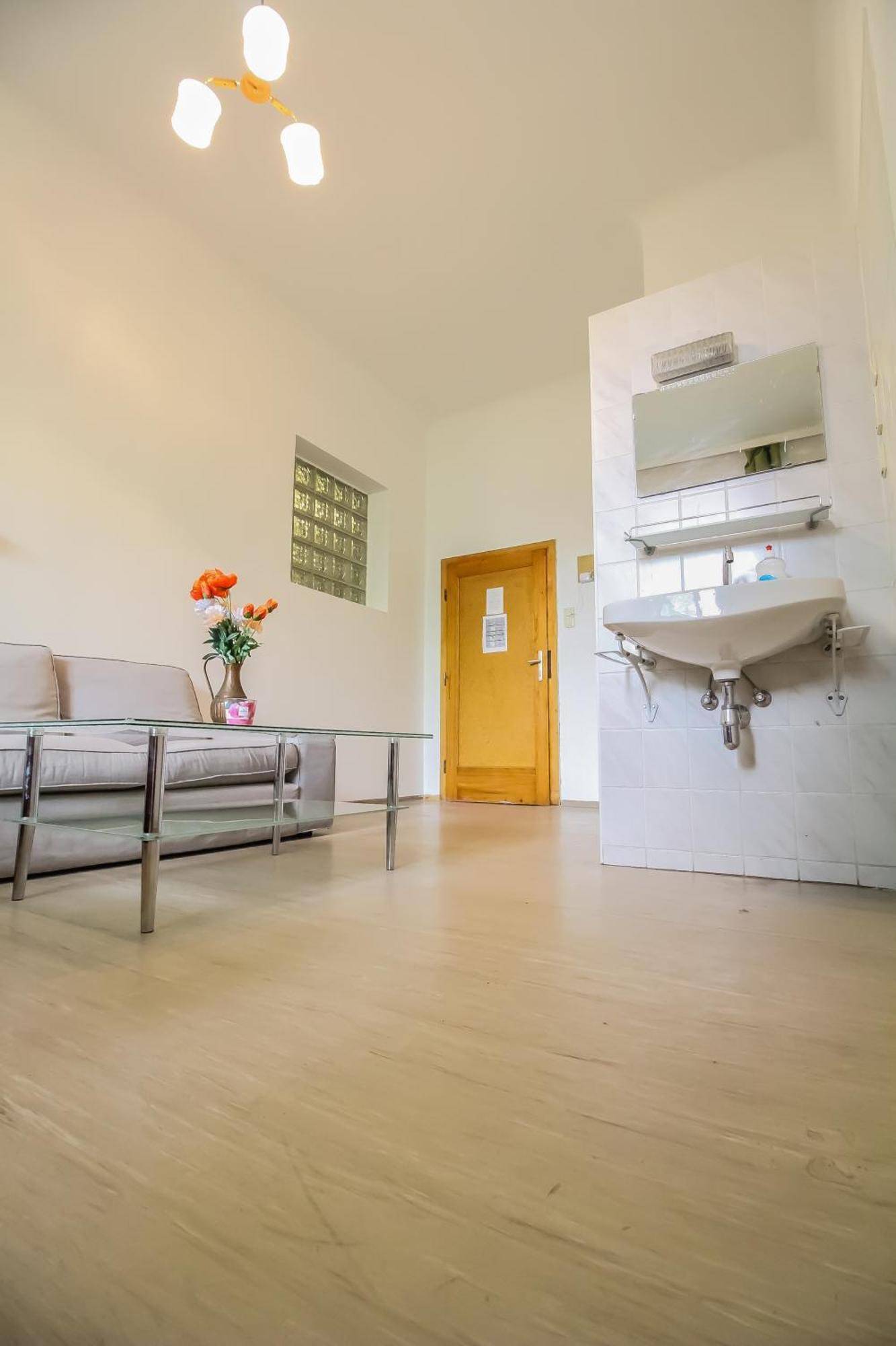 Triple In Hutteldorfer Strasse Area *