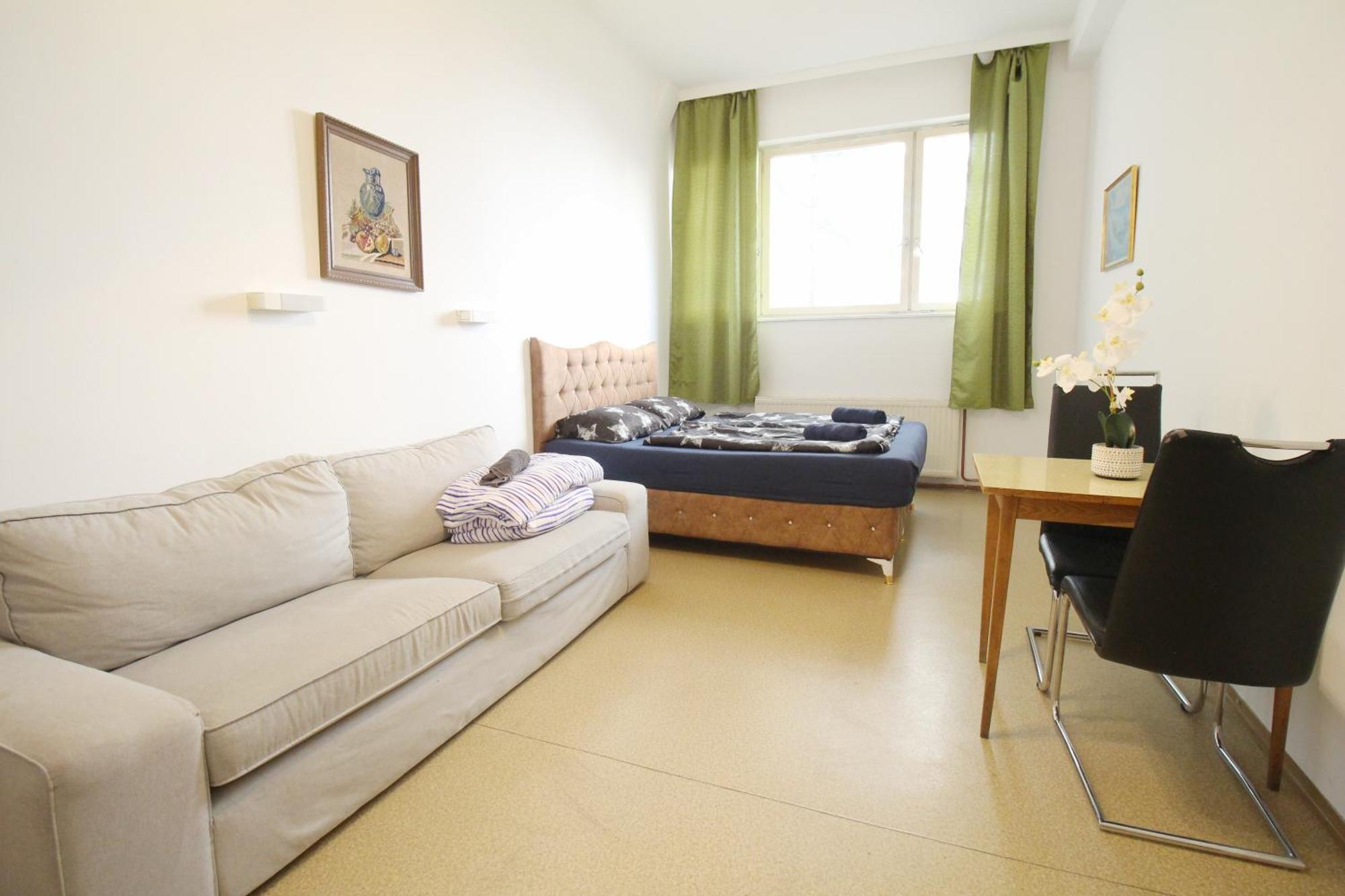 Triple In Hutteldorfer Strasse Area *