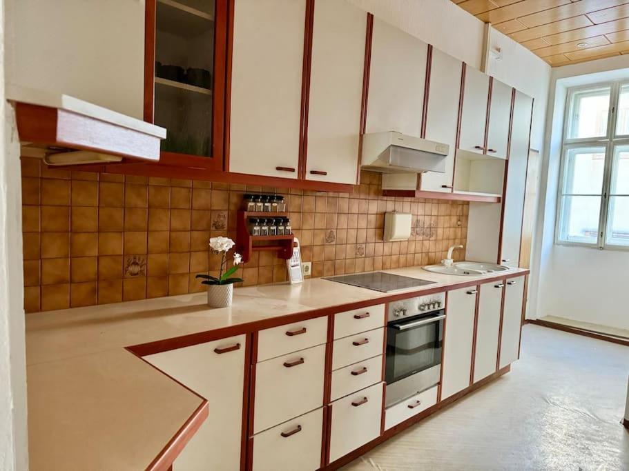 Sunny With Free Parking - 15 Min To Center Apartment *