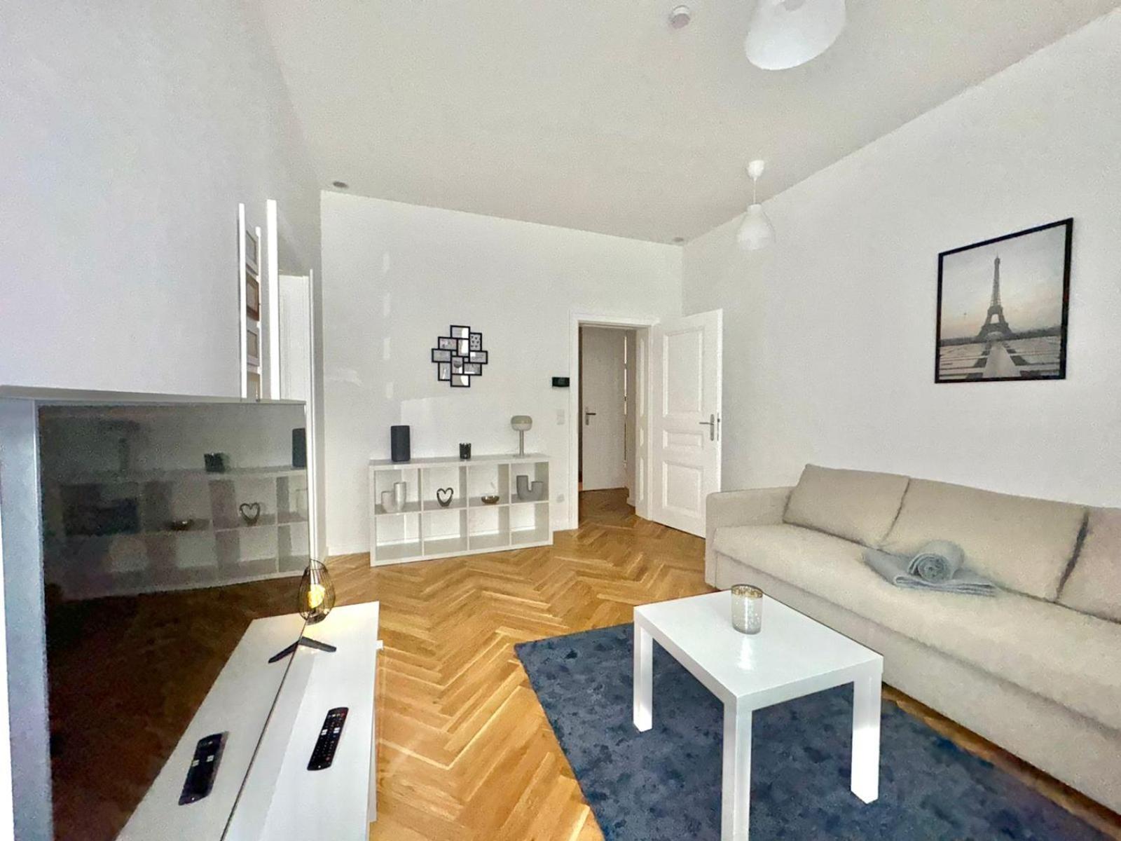 Ar Living & * Viena