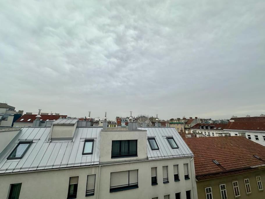 Cozy & New With Balcony View Apartment