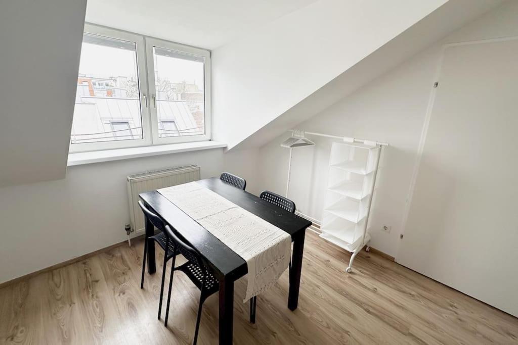 Apartment Cozy & New With Balcony View Vienna