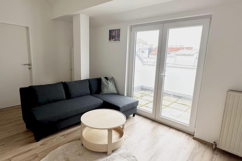 Cozy & New With Balcony View Apartment