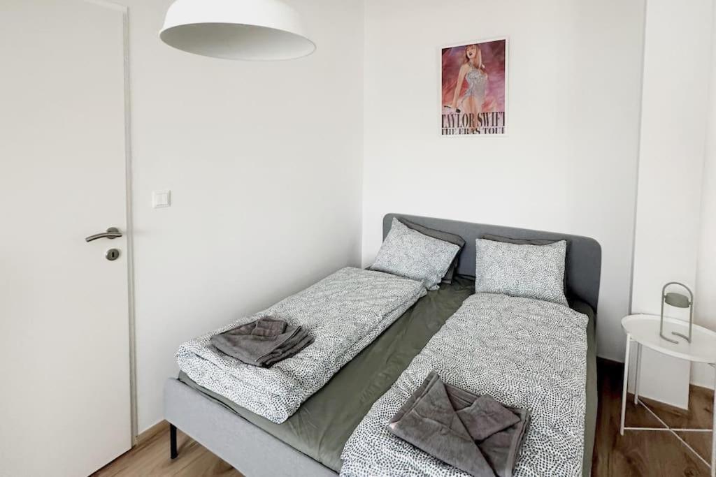 Cozy & New With Balcony View Apartment *