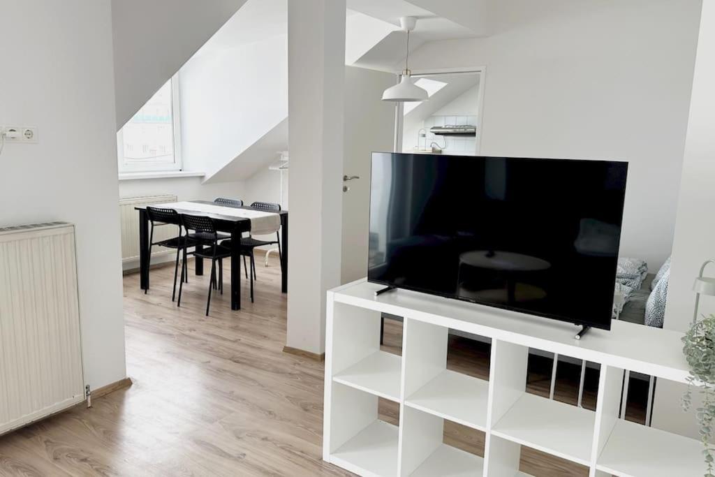 Cozy & New With Balcony View Apartment Vienna