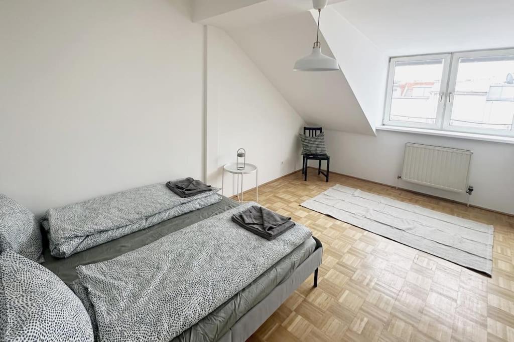 Cozy & New With Balcony View *