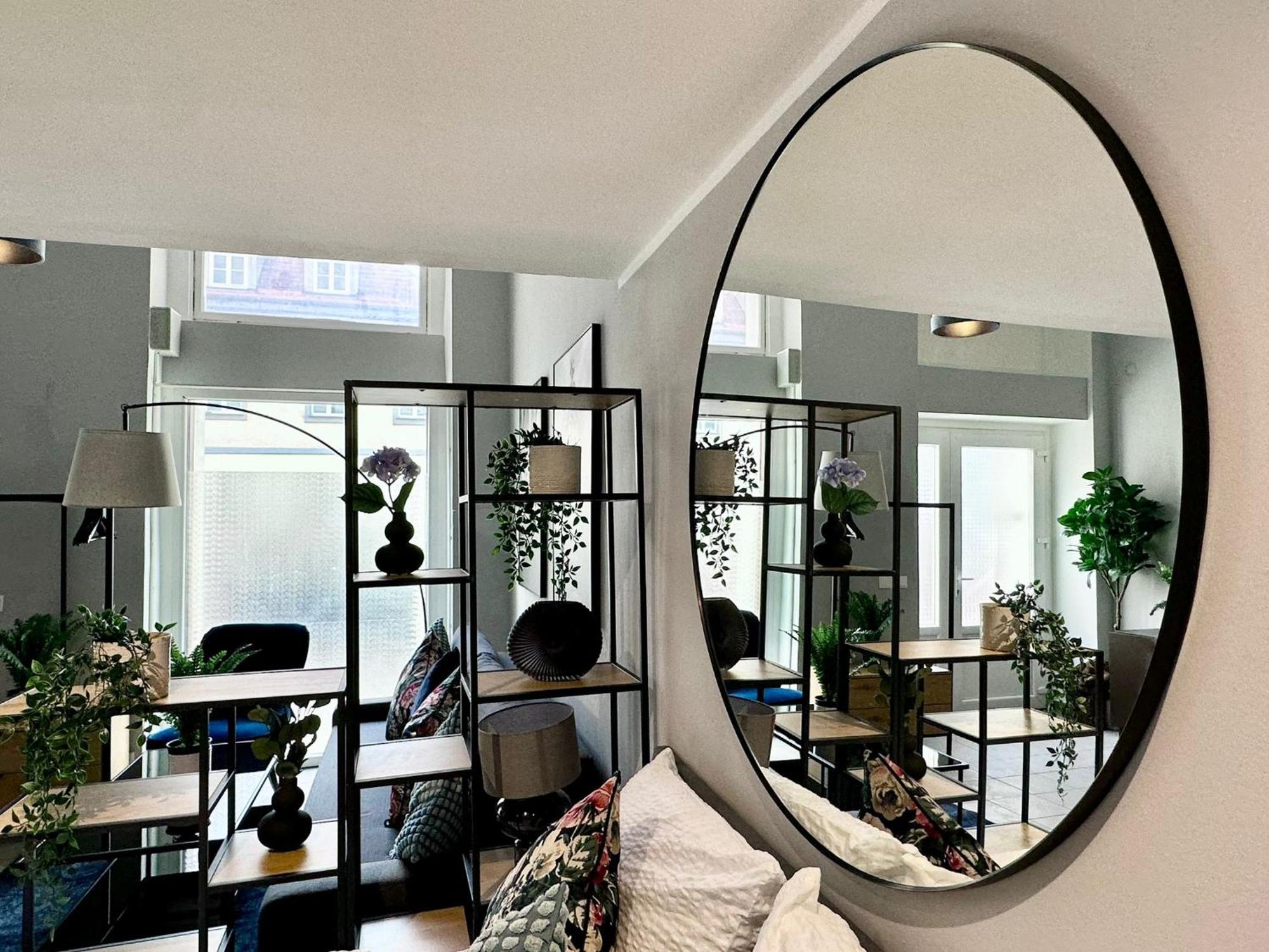 Apartment, Central, 2 Min To U4 *
