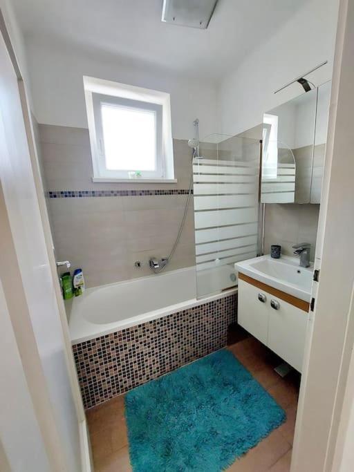 Modern 3 Bedroom Apartment *
