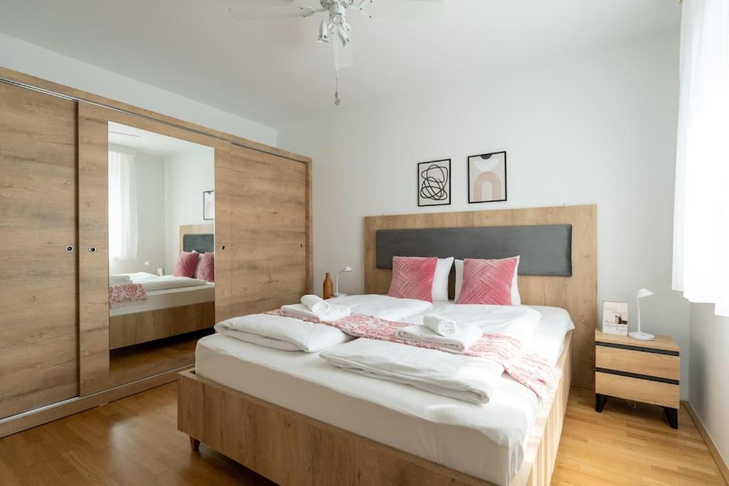 Elegant 1br Flat With Balcony By Hm Apartment