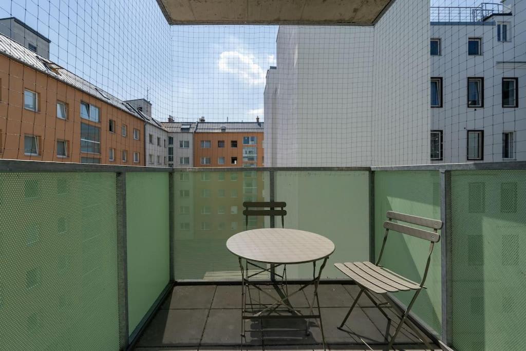Apartment Elegant 1br Flat With Balcony By Hm