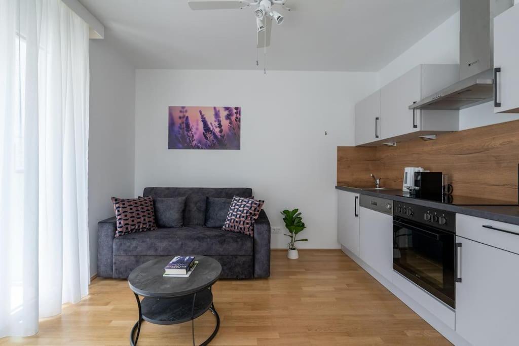 Apartment 1br With Balcony, Urban Style By Hm *