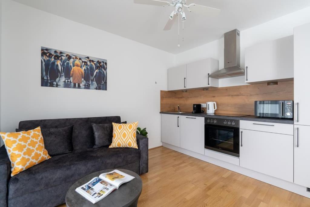 Elegant 1br Flat With Balcony By Hm Apartment