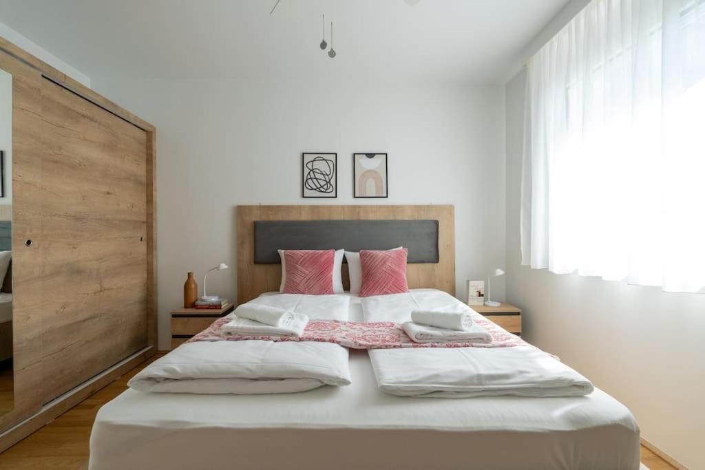 Elegant 1br Flat With Balcony By Hm *