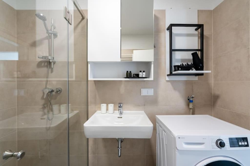 Elegant 1br Flat With Balcony By Hm Apartment *