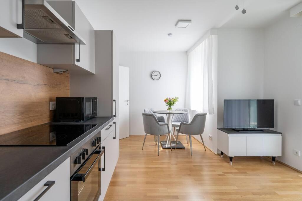 Apartment Elegant 1br Flat With Balcony By Hm *