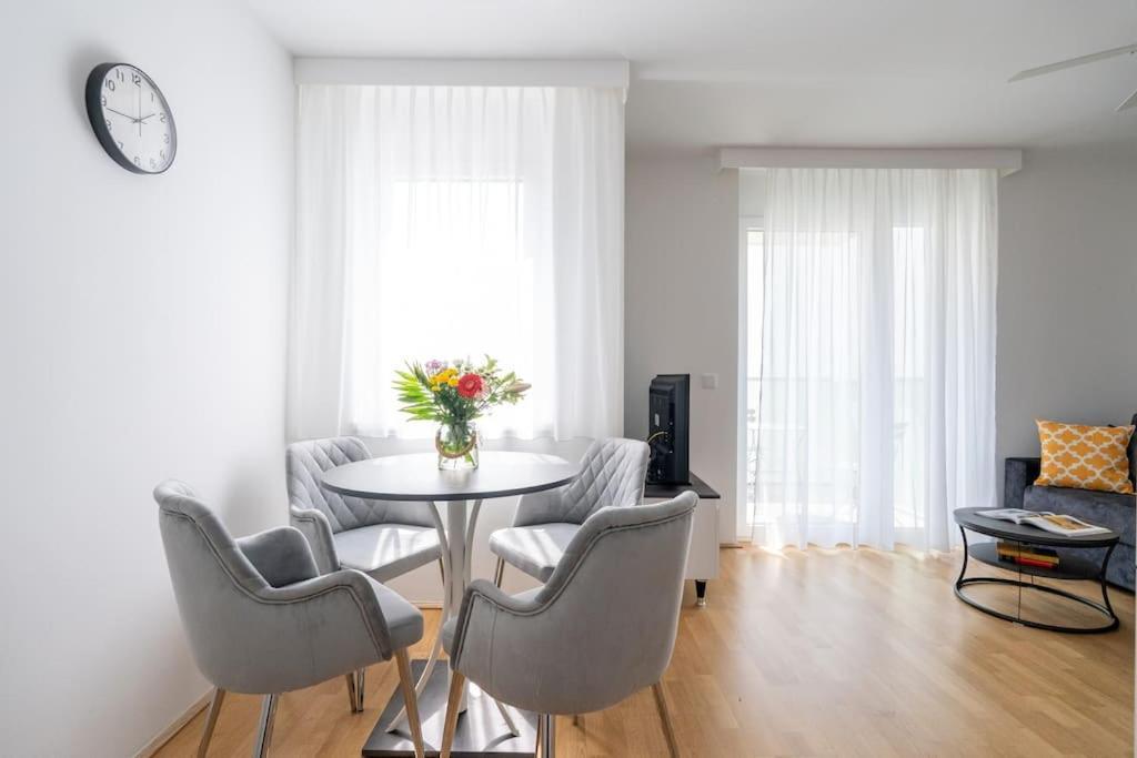 Elegant 1br Flat With Balcony By Hm Apartment