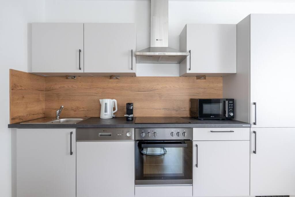 Apartment 1br With Balcony, Urban Style By Hm