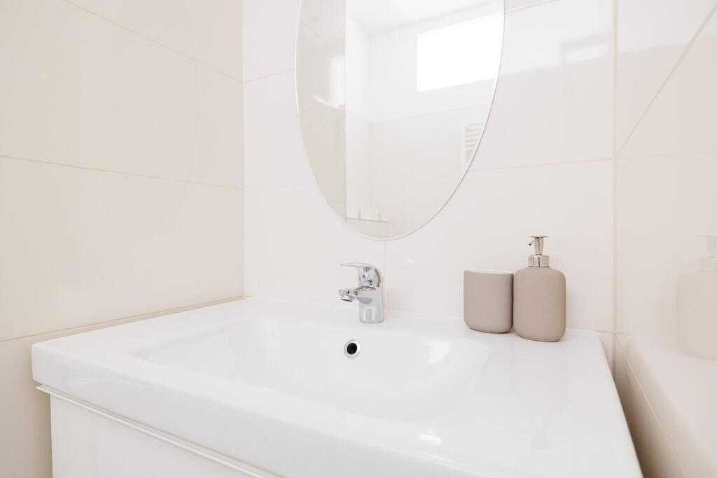 Modern Near Center - 2br, Netflix *