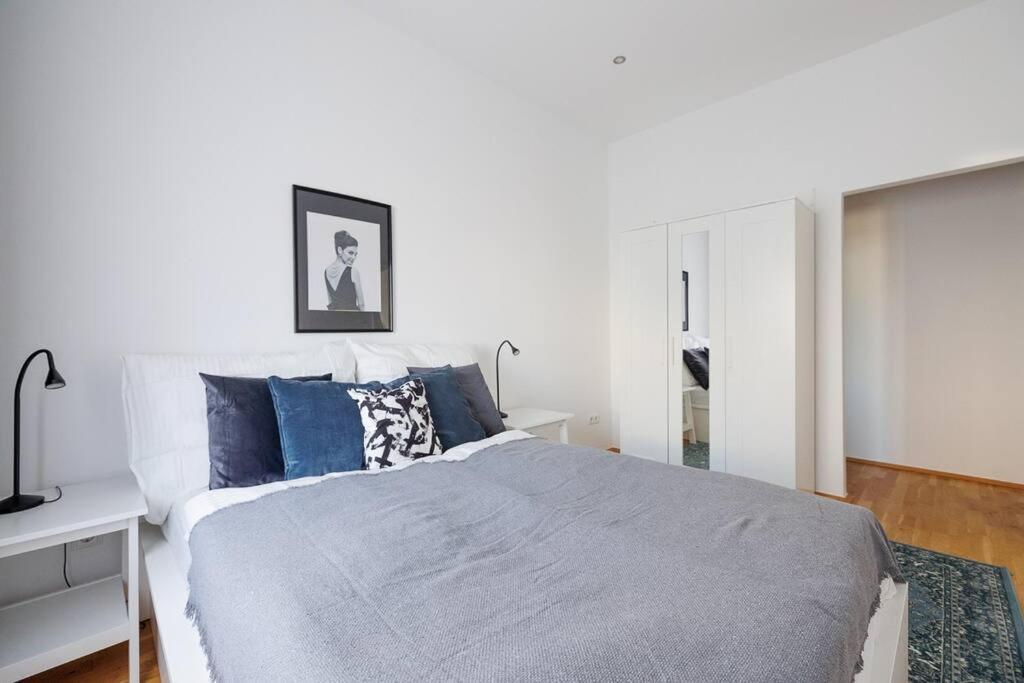 Modern Near Center - 2br, Netflix Apartment *