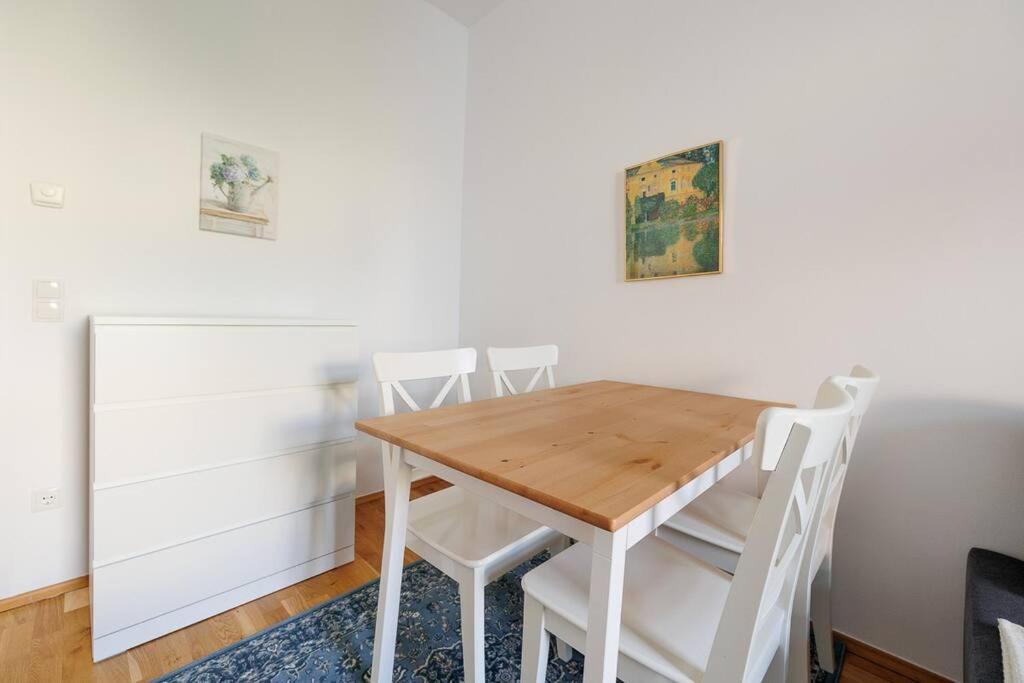 Modern Near Center - 2br, Netflix