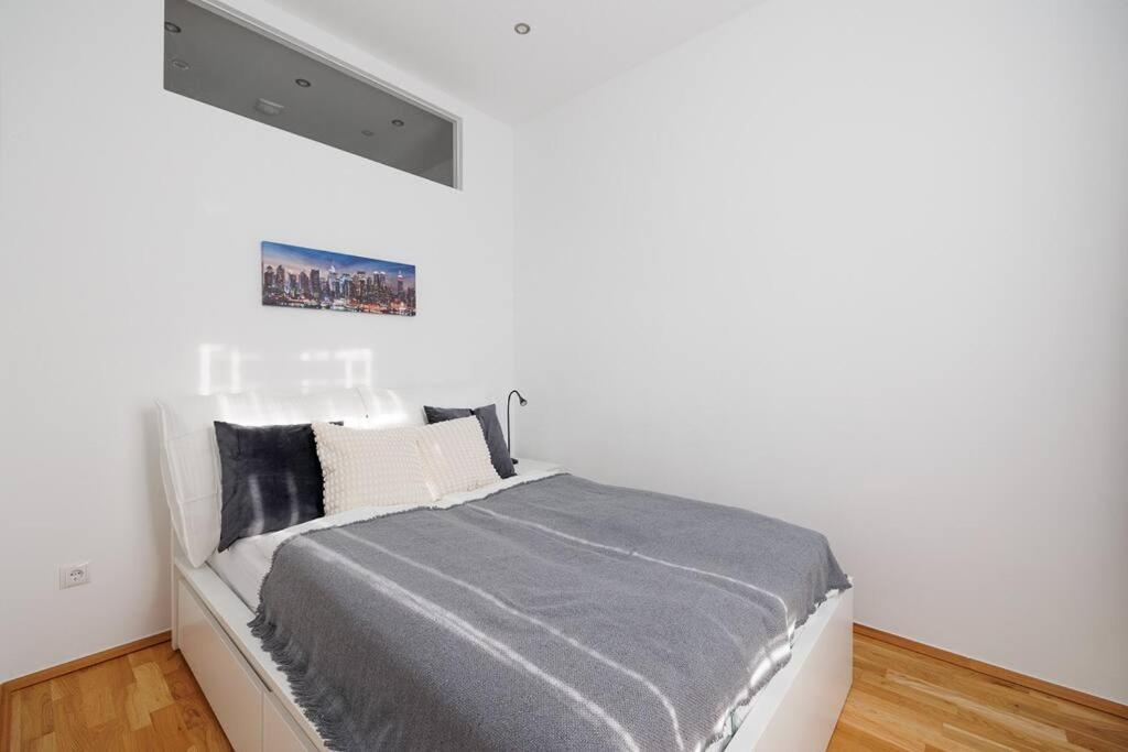 Modern Near Center - 2br, Netflix Apartment