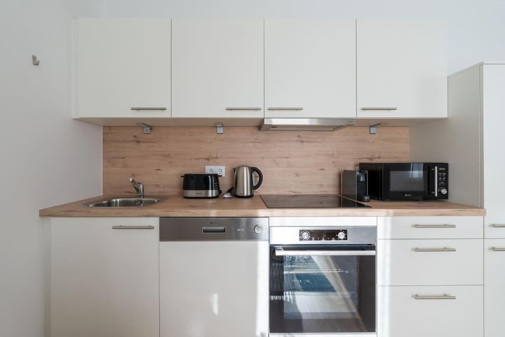Hm • Sleek 1br With Balcony