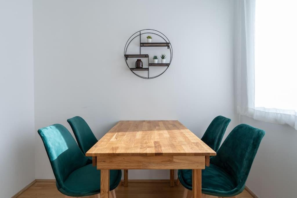 Hm • Sleek 1br With Balcony Apartment *