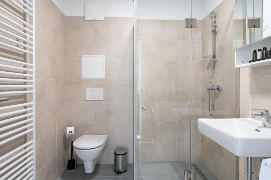 Hm • Sleek 1br With Balcony