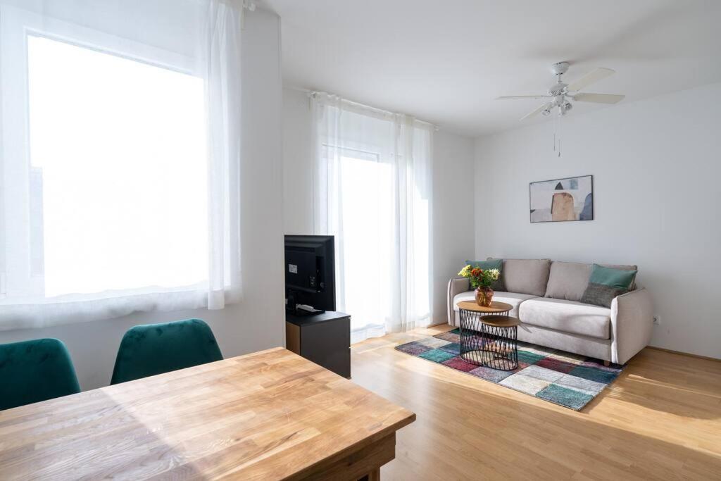 Hm • Sleek 1br With Balcony Vienna