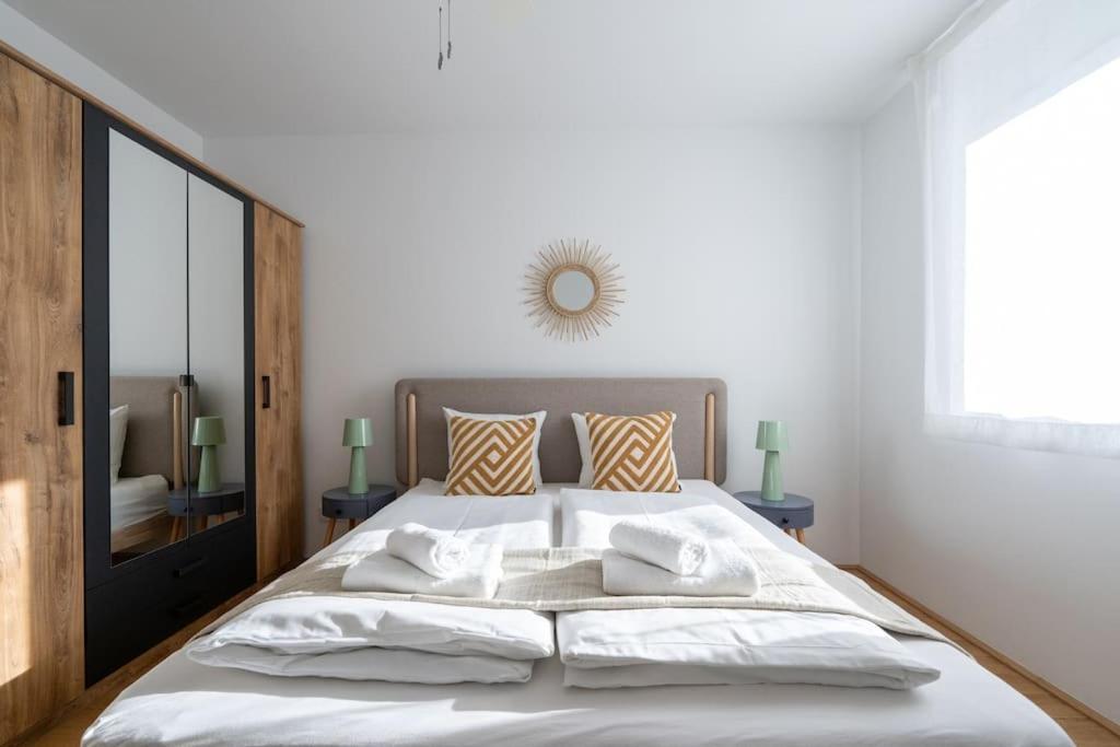 Hm • Sleek 1br With Balcony Apartment Vienna