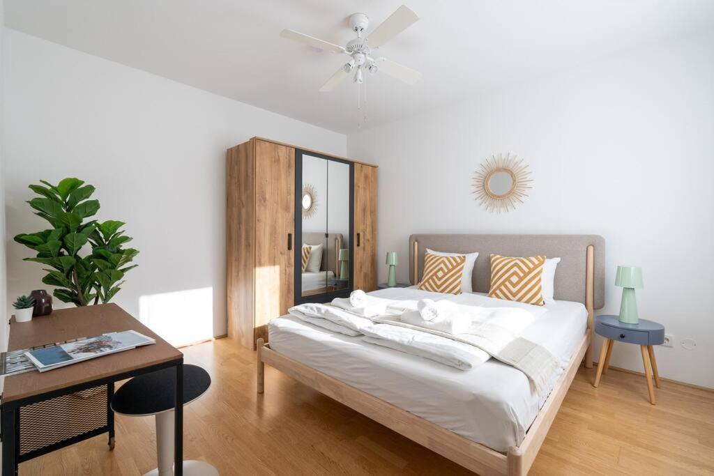 Hm • Sleek 1br With Balcony Vienna
