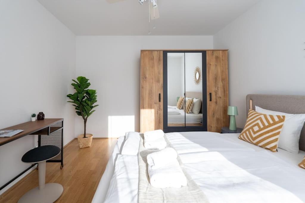 Hm • Sleek 1br With Balcony Apartment