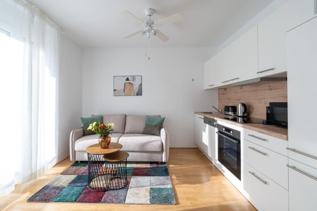 Hm • Sleek 1br With Balcony Vienna