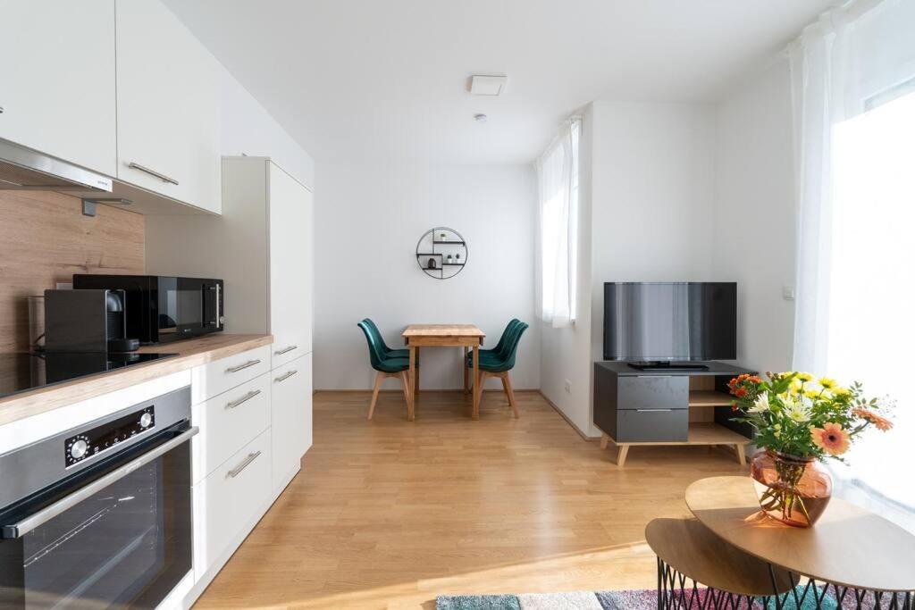Apartment Hm • Sleek 1br With Balcony Vienna