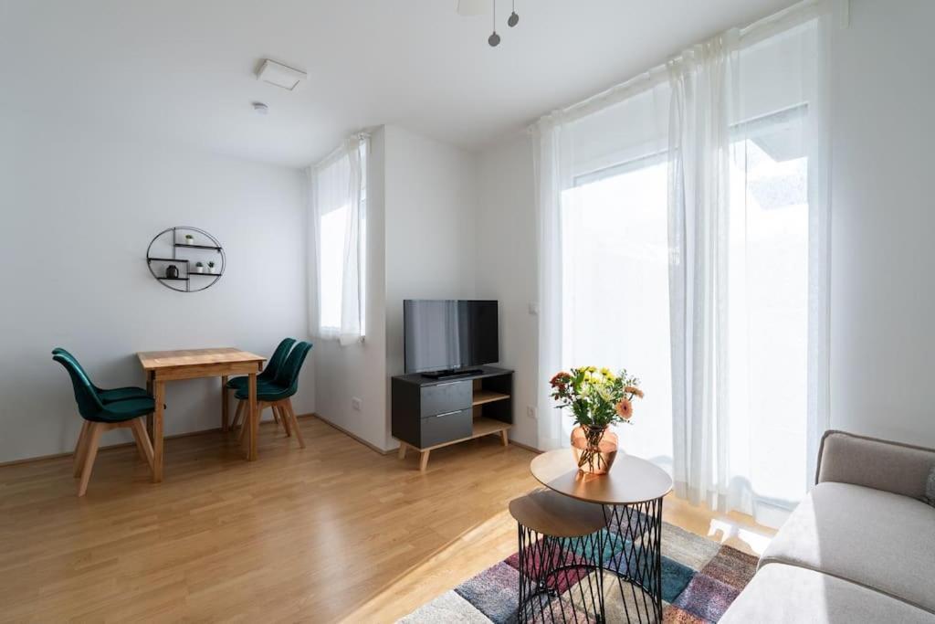 Hm • Sleek 1br With Balcony Vienna