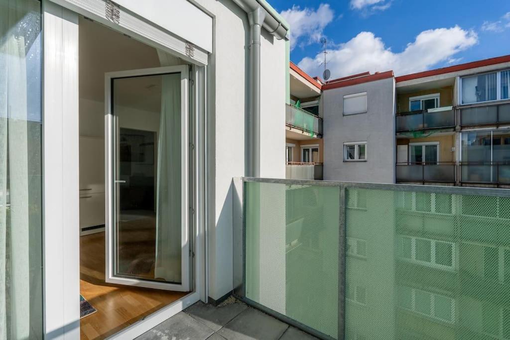 Hm • Sleek 1br With Balcony Apartment