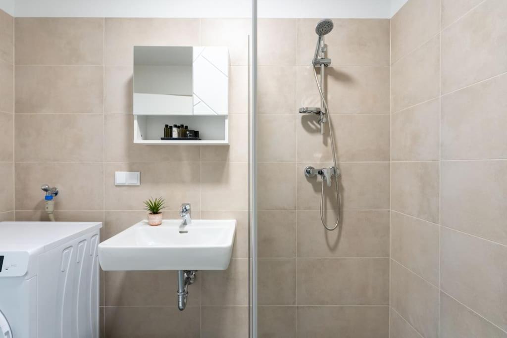 Apartment Hm • Modern 1br Apt With Balcony Vienna