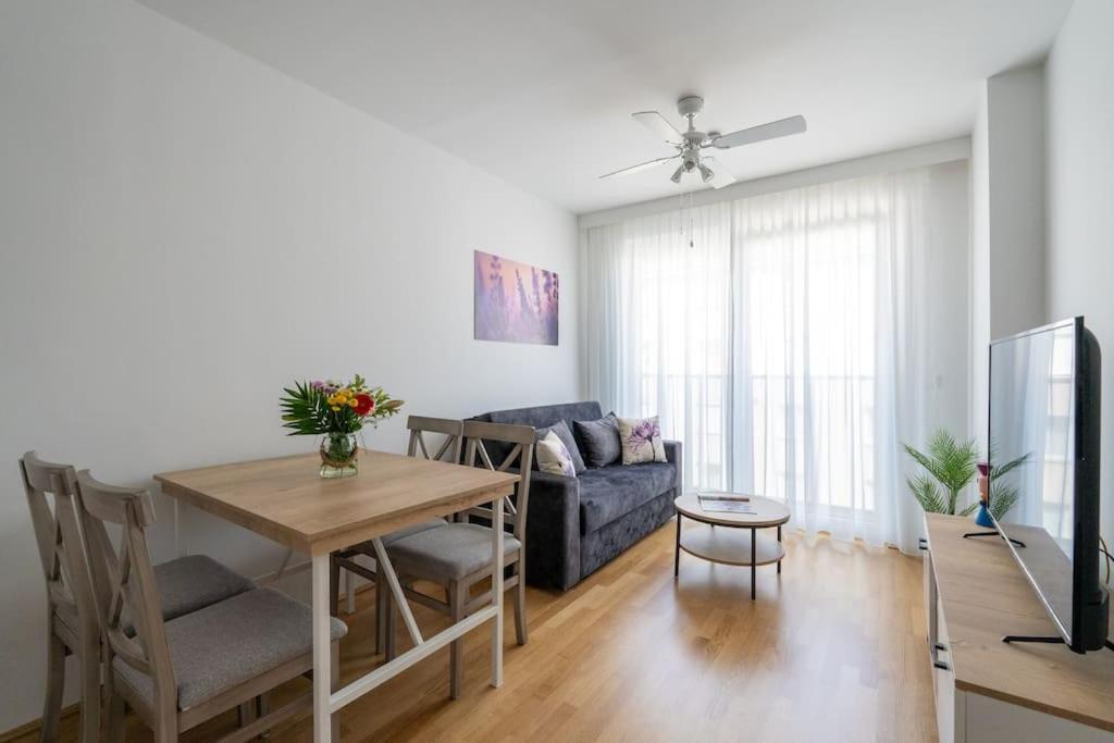 Stylish 1br Escape, Quick By Hm Apartment *
