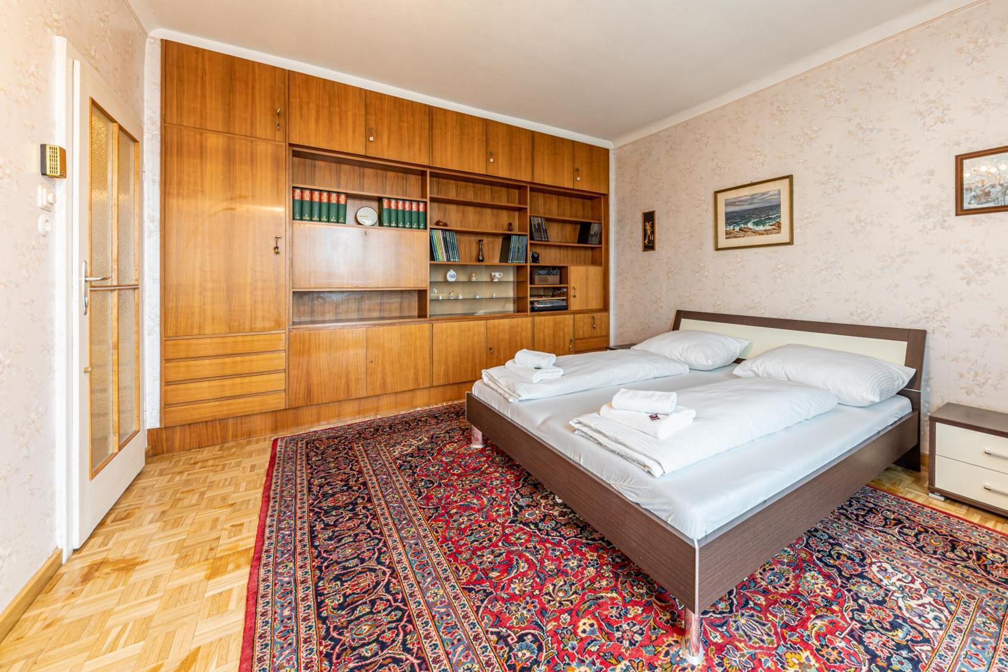 Vintage + View + Balcony - The Original Apartment