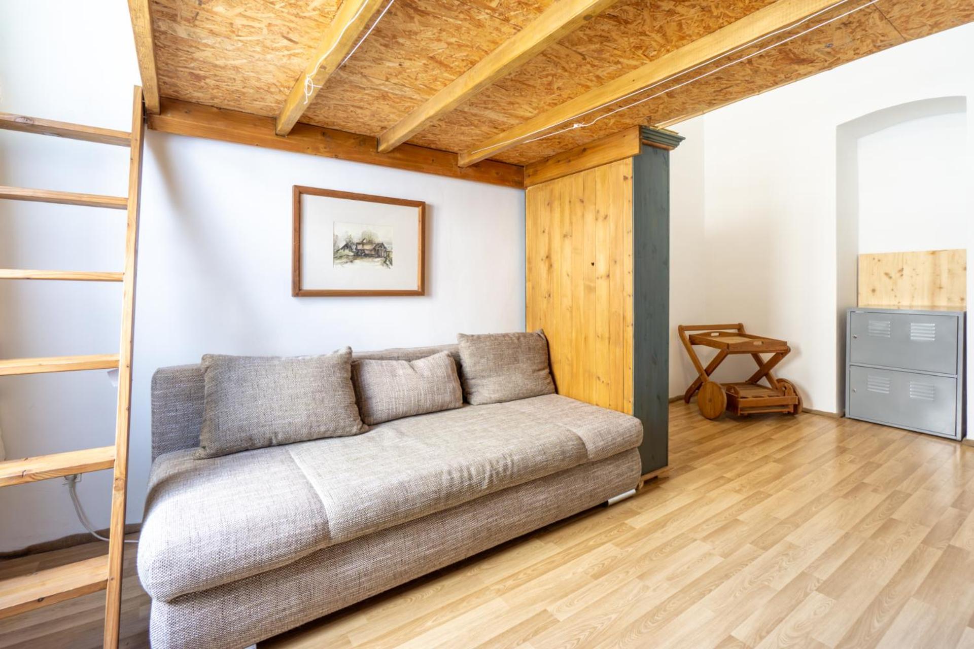 5 Stops Away From City-centre Apartment *